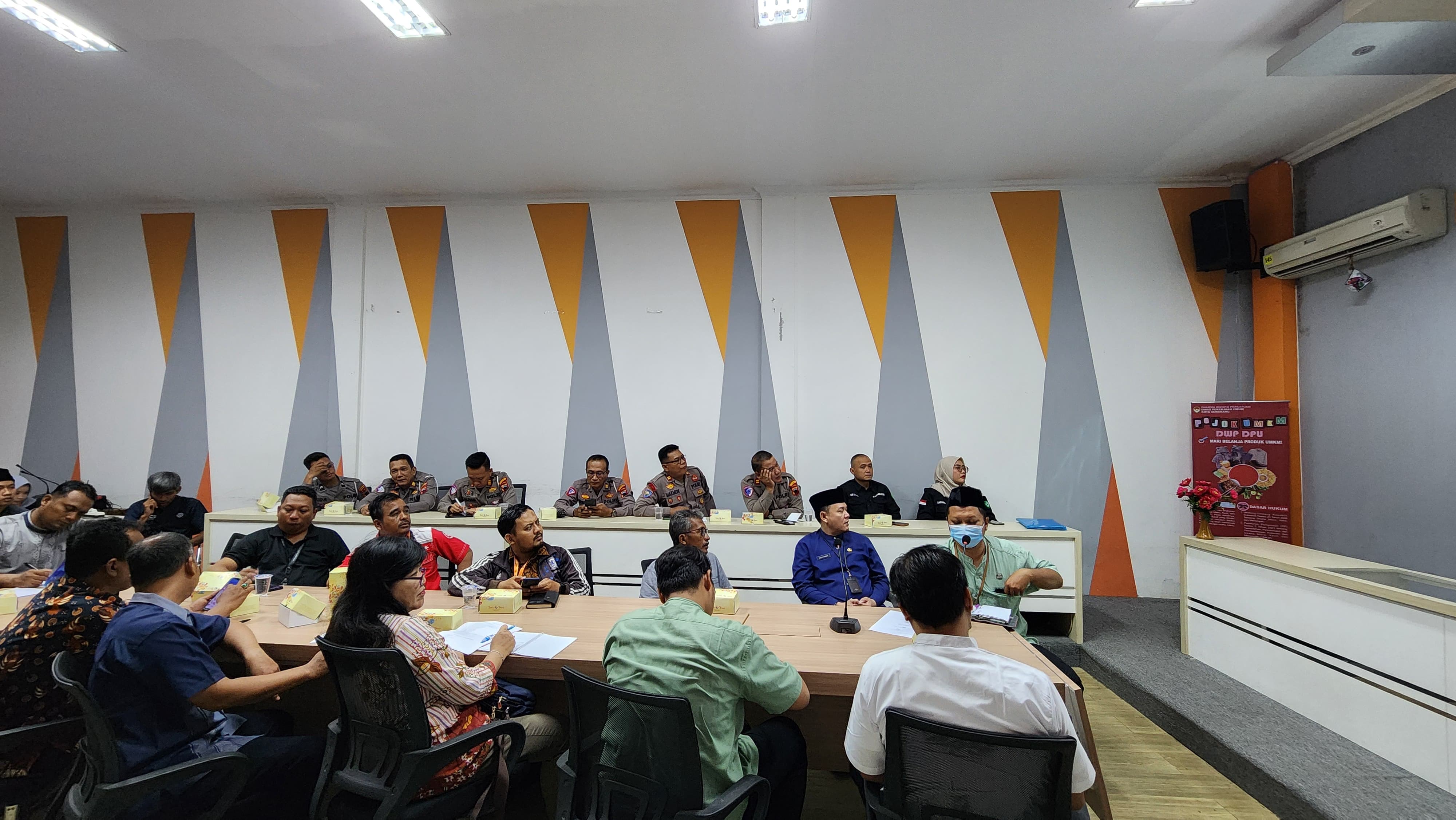 DISKOMINFO Kota Semarang Hadiri Sosialisasi Serentak Pengadaan Material AC-WC di DPU